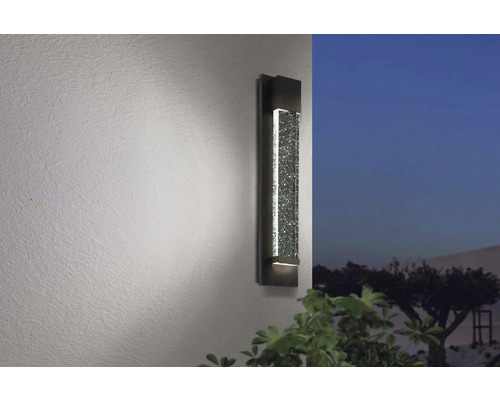 Lumină de perete exterioară cu element de sticlă pe un perete