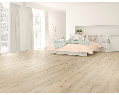 Cameră luminoasă cu podea din lemn, pat și ferestre