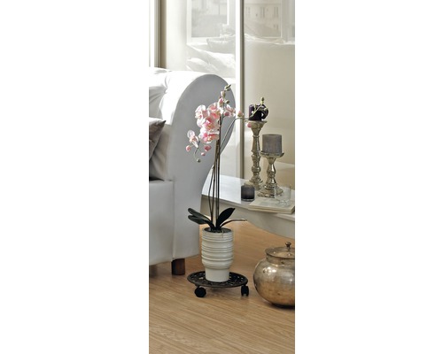 Orhidee decorativă într-un living pe role pentru plante.