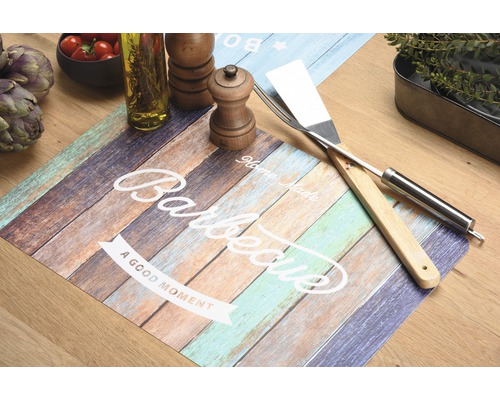 Suport de masă decorativ cu motiv grătar și ustensile pentru grătar