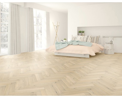 Cameră luminoasă cu parchet herringbone, pat și ferestre