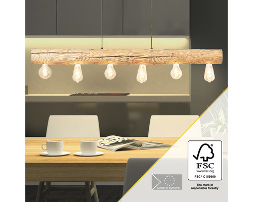 Lustr din lemn cu șase becuri deasupra mesei de sufragerie