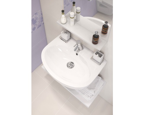 Baie luminoasă cu chiuvetă, robinet, rafturi de depozitare și prosoape