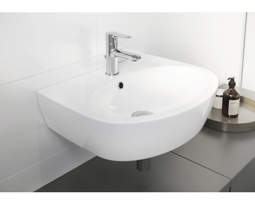 Chiuvetă albă de blat cu robinet în baie