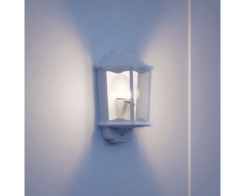Lampa de perete exterioară albă iluminează un perete