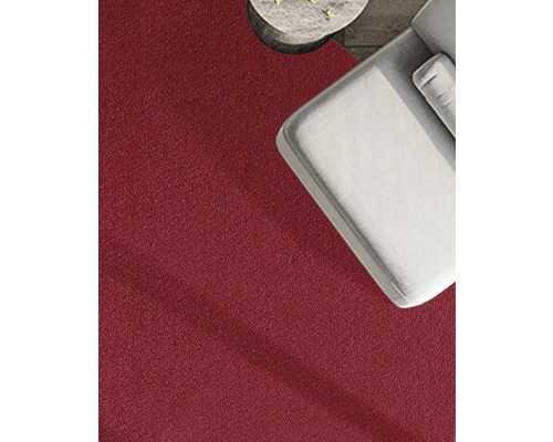 Prim-plan cu un covor roșu lângă o canapea gri și o măsuță laterală