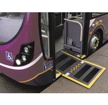 Un autobuz cu o rampă pentru utilizatorii de scaune cu rotile.
