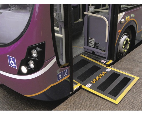 Un autobuz cu o rampă pentru utilizatorii de scaune cu rotile.
