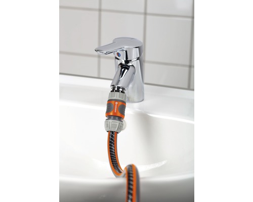 Adaptor robinet Gardena atașat la robinet