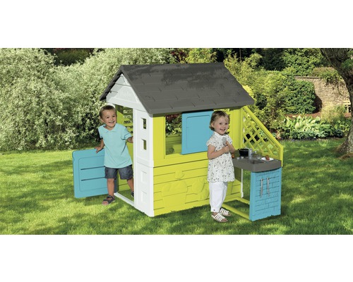 Căsuță de grădină pentru copii cu doi copii care se joacă în grădină.