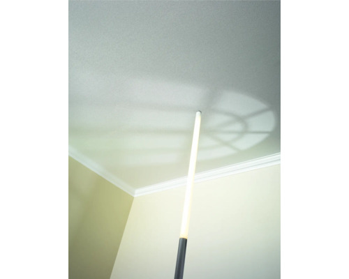 Lumină de plafon care iluminează tavanul camerei