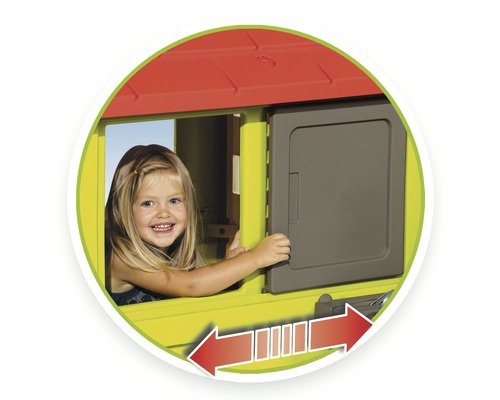 Copil care se joacă la fereastra unei căsuțe de joacă