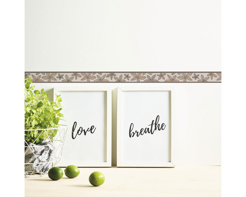 Bordură de perete cu model floral în interior