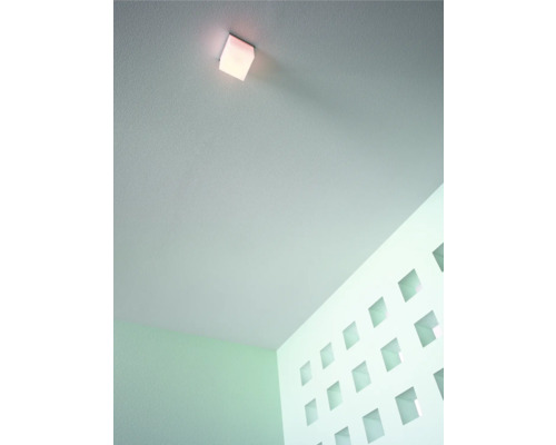 Lumină de plafon pe un plafon de cameră într-o cameră.