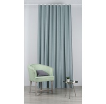 Cameră decorativă cu perdea, fotoliu și măsuță laterală pentru un interior elegant