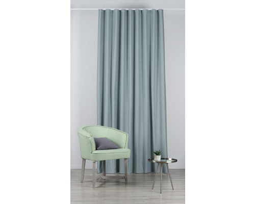 Cameră decorativă cu perdea, fotoliu și măsuță laterală pentru un interior elegant