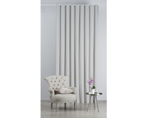 Living decorativ cu perdea, fotoliu și măsuță laterală