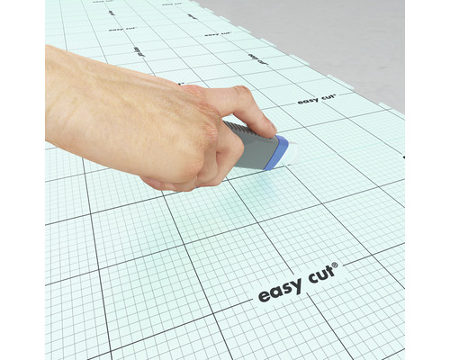 O mână taie o placă de tăiat cu grilă cu un cuțit