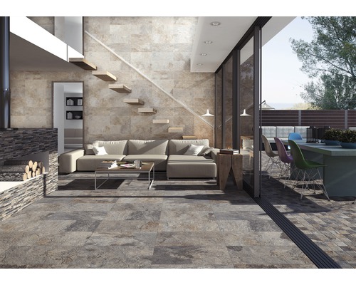 Cameră de zi cu pardoseală cu gresie, canapea, scări și șemineu