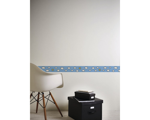 Design de perete cu bordură cu motiv de nori și soare în camera copilului