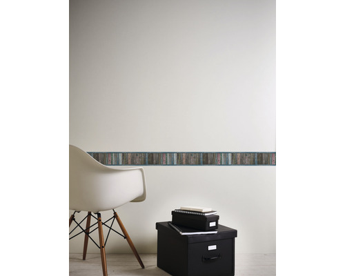 Bordură de perete cu aspect de lemn în cameră cu scaun și cutii de depozitare