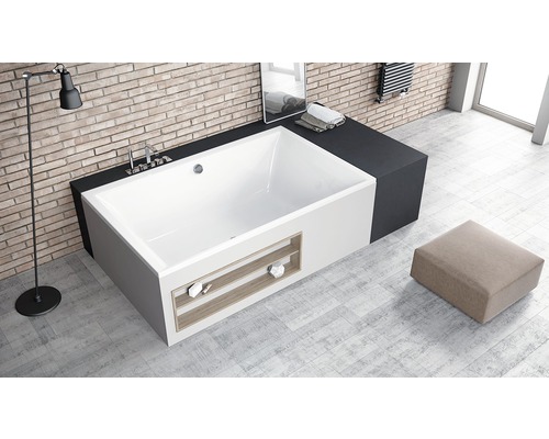 Baie modernă cu cadă cu rafturi de depozitare și blat negru