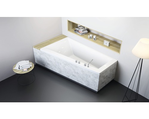 Imagine cu o baie cu cadă, robinete, măsuță laterală, prosoape și lampă de podea