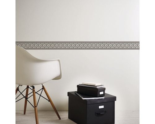 Vedere a camerei cu bordură, scaun și cutii de depozitare