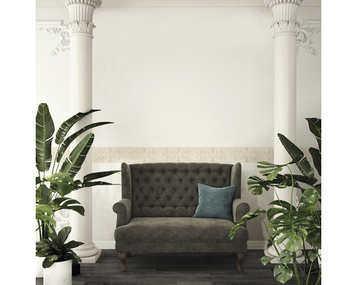 Interior cu canapea, muluri și coloane