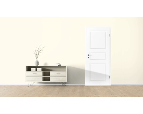 Cameră luminoasă cu comodă, decorațiuni și ușă