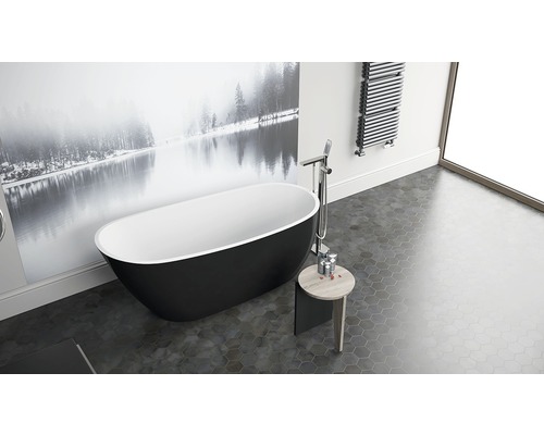 Baie modernă cu cadă independentă, robinet și calorifer portprosop