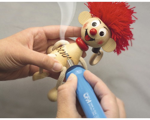 Păpușa din lemn este gravată cu un stilou pirogravor