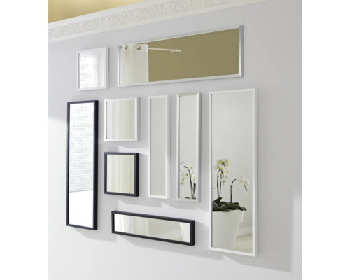 Aranjament decorativ de oglinzi de diferite dimensiuni cu rame albe și negre pe un perete