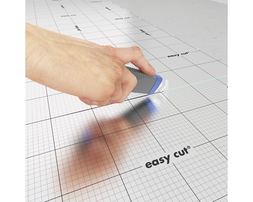 Mână taie cu un cuțit pentru covoare pe o placă de tăiat cu grilă