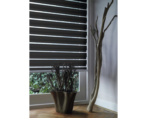 Interior cu fereastră, decorațiuni și jaluzea pentru controlul luminii