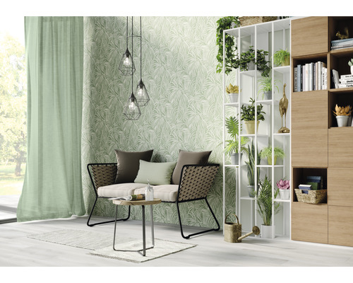 Cameră de zi cu canapea, masă, raft vertical, decorațiuni și tapet cu model de frunze
