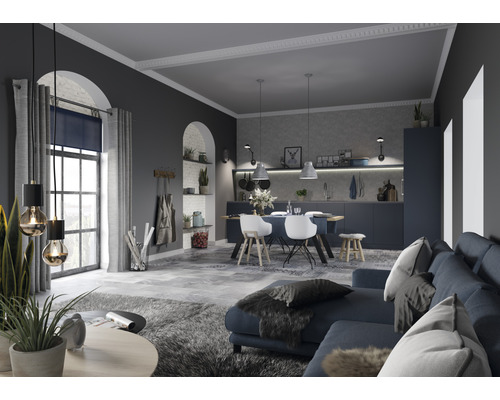 Living luminos cu canapea, masă, scaune și chicinetă