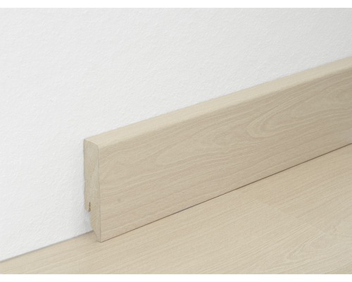 Plintă din lemn pe un perete alb