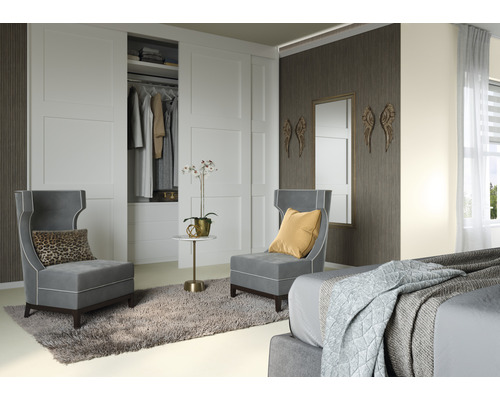 Dormitor cu dulap, fotolii și decorațiuni