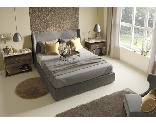 Dormitor cu pat, noptiere și decorațiuni pentru o atmosferă confortabilă.