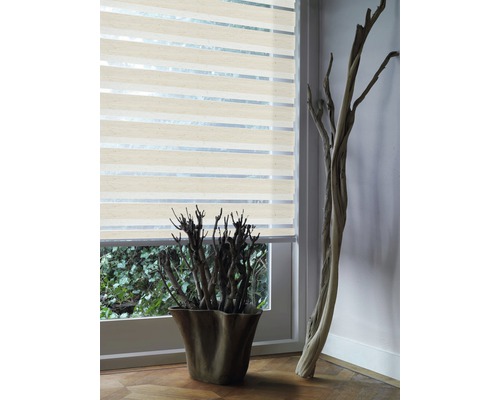Rulou de protecție vizuală la fereastră cu elemente decorative în cameră.