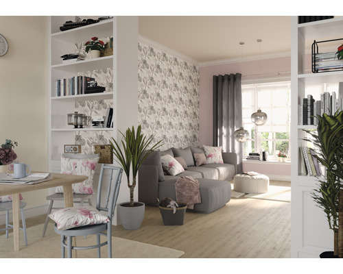 Cameră de zi cu canapea, masă și bibliotecă