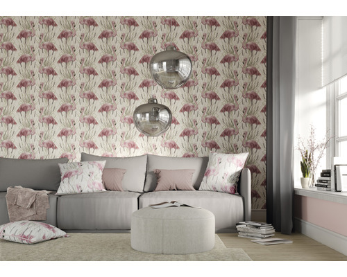 Camera de zi cu canapea gri, taburet și tapet cu flamingo