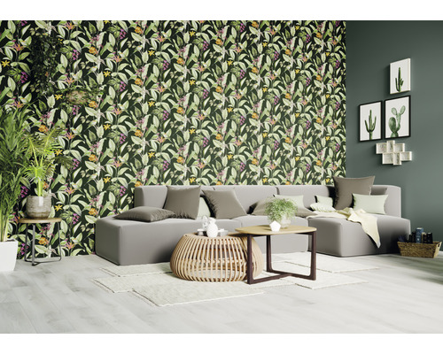 Cameră de zi cu tapet floral cu junglă, canapea și măsuțe de cafea.