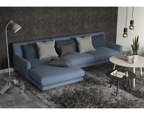 Living cu canapea, perne, covor și masă