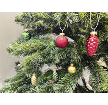 Pom de Crăciun decorat cu globuri și conuri