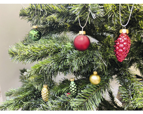 Pom de Crăciun decorat cu globuri și conuri