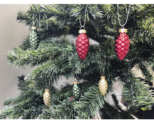 Brad împodobit cu ornamente con de pin