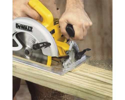 Fierăstrău circular în uz pentru tăierea unei bucăți de lemn