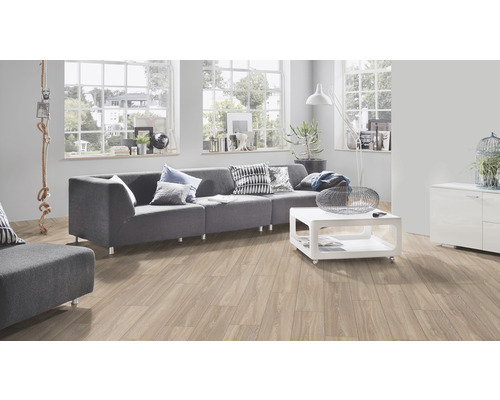 Living luminos cu parchet laminat, canapea și măsuță de cafea